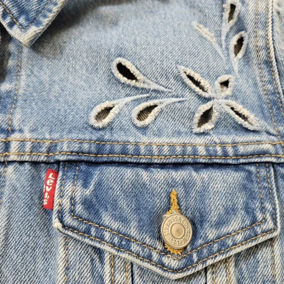 Levi Strauss & Co Womens Light Wash Denim Trucker Jacket Floral Eyelet Size L - Picture 6 of 9